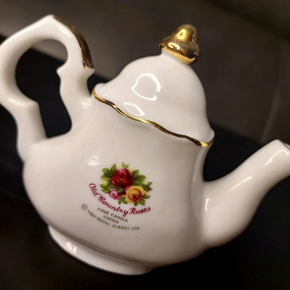 Royal Albert OLD COUNTRY ROSES Teapot Clock with Gold Accents - Picture 4 of 7